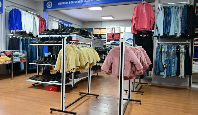 Yıldırım Belediyesi'nin Ramazan ayında kurduğu iftar sofrası ve yardım dağıtımından genel görünüm