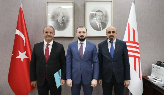 Sağlık-Sen heyeti YÖK'ü ziyaret ederken görüntüleniyor, teşvik ek ödeme ve yer değişikliği talepleri konuşuluyor.