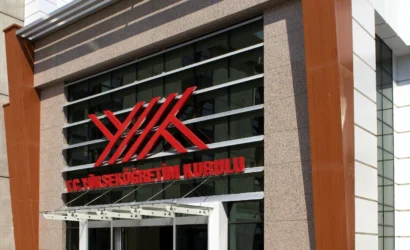 Yükseköğretim Kurulu (YÖK) logosu ve lisansüstü eğitimle ilgili bir görsel