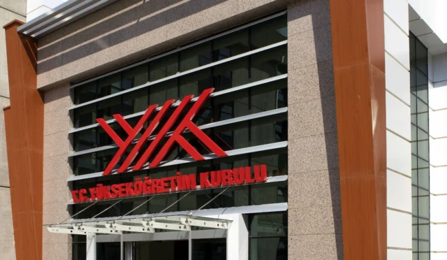 Yükseköğretim Kurulu (YÖK) logosu ve lisansüstü eğitimle ilgili bir görsel