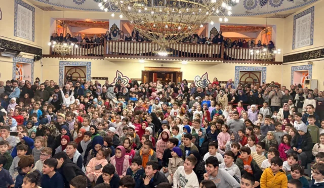 Sakarya'da düzenlenen 'Çocuklarla Ramazan' etkinliğine katılan çocuklar