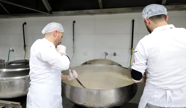 Sakarya Büyükşehir Belediyesi'nin dev kazanlarında pişen iftar yemekleri