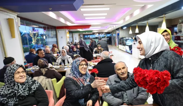 Sakarya'da YADEM tarafından 65 yaş üstü vatandaşlar için düzenlenen iftar programı