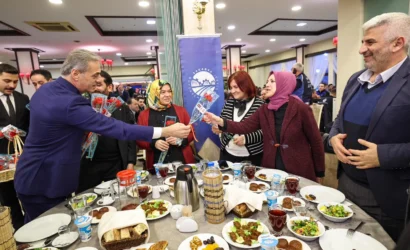 Sakarya Büyükşehir Belediyesi personeli iftar programında bir arada