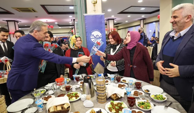 Sakarya Büyükşehir Belediyesi personeli iftar programında bir arada