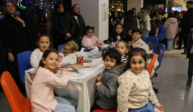 Sakarya'da düzenlenen Çocukça Ramazan Şenliği'nde çocuklar yüz boyama etkinliğinde eğleniyor