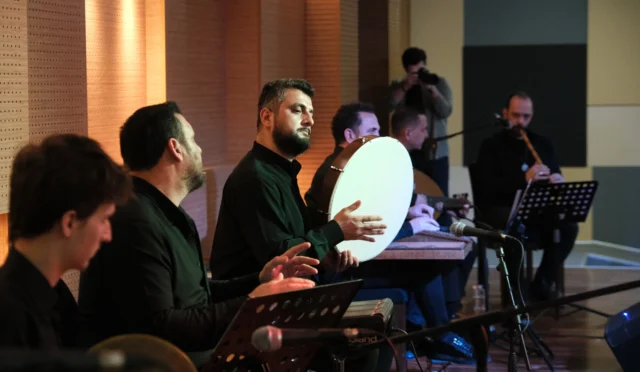 Sakarya'da Ramazan ayı kültür ve sanat etkinlikleri kapsamında sahne alan sanatçılar ve dinleyiciler