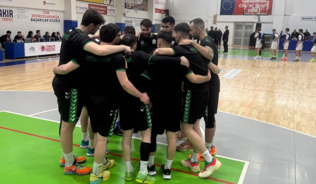 Sakarya Büyükşehir Basketbol oyuncuları maç sırasında