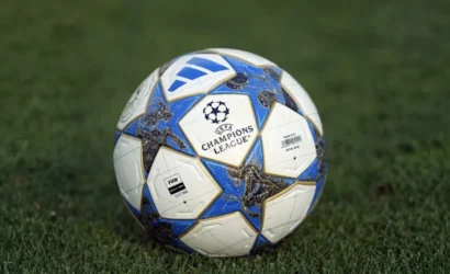 Şampiyonlar Ligi'nde çeyrek finale kalan takımların logoları ve maç atmosferi