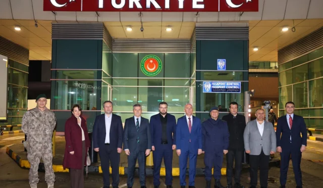 Türkiye ve Gürcistan heyetinin Sarp Sınır Kapısı'nda kurduğu dostluk iftar sofrası