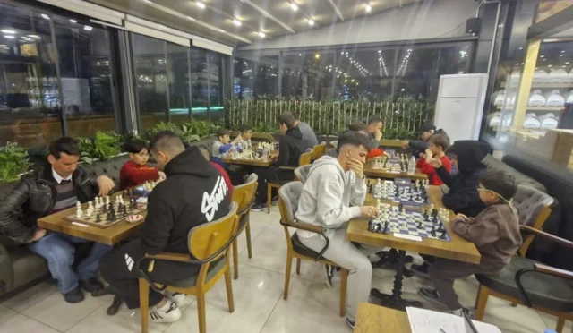 Serik'te Ramazan gecelerinde düzenlenen satranç turnuvasından genel görünüm