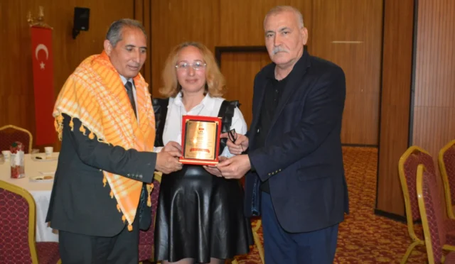 Adana'da Yörük Türkmen kültürünü yaşatmak amacıyla düzenlenen halk konserinden bir sahne