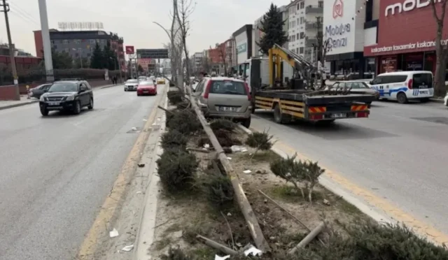 Sincan'da otomobilin yayalara çarptığı trafik kazası sonrası yaralılar için sağlık ekiplerinin müdahalesi.