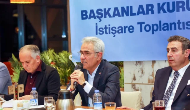 Sivas Ticaret ve Sanayi Odası Başkanı Zeki Özdemir, Yıldız Dağı'nda yapılan toplantıda Sivas'ın ekonomik geleceğine dair açıklamalarda bulunuyor.