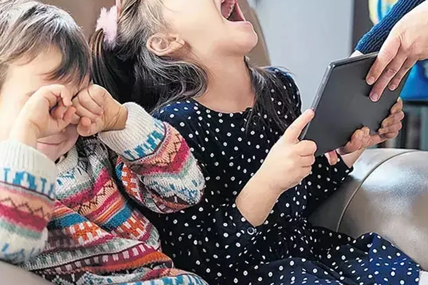 15 Yaş Altına Sosyal Medya Kısıtlaması Geliyor: Doğum ve Babalık İzinleri Artıyor!