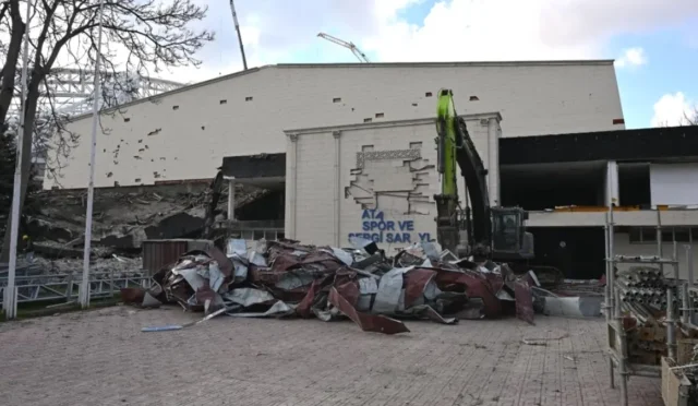 Tarihi Atatürk Spor Salonu'nun yıkımından genel bir görünüm