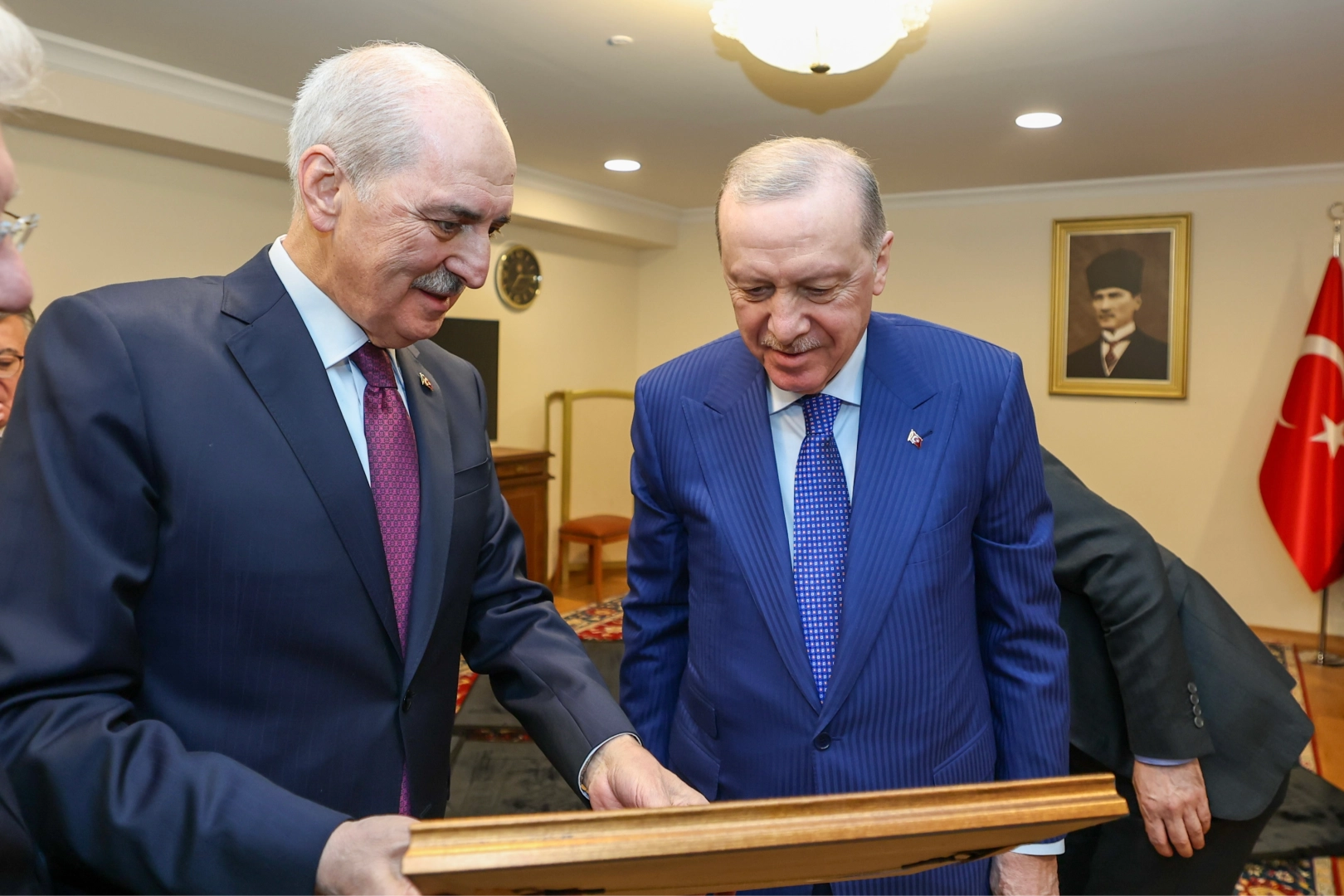 TBMM’de Cumhurbaşkanı Erdoğan’a Duygusal Anı: Sırrı Süreyya Önder ile Geçmişten Bir Kare