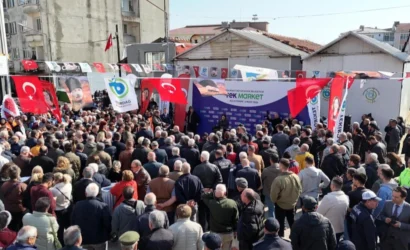Tekirdağ Şarköy'de açılan TEK Market şubesinin açılışından bir kesit, vatandaşların yoğun ilgisi ve kurdele kesme anı