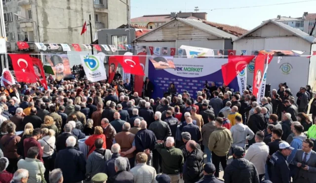 Tekirdağ Şarköy'de açılan TEK Market şubesinin açılışından bir kesit, vatandaşların yoğun ilgisi ve kurdele kesme anı
