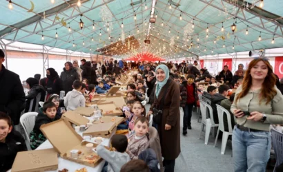 Nevşehir'de düzenlenen Tekne Orucu Şenliği'nde çocukların Minyonlar Müzikali'ni izlerken çekilmiş fotoğrafı