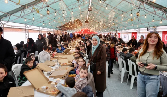 Nevşehir'de düzenlenen Tekne Orucu Şenliği'nde çocukların Minyonlar Müzikali'ni izlerken çekilmiş fotoğrafı