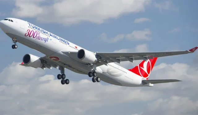 Türk Hava Yolları uçağı pistte ilerlerken