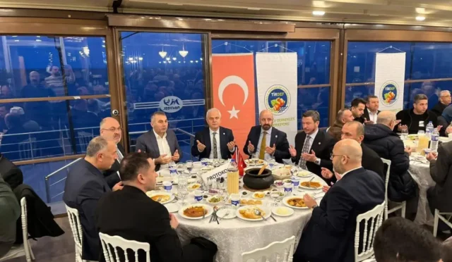 Tirdef ailesinin geleneksel iftar programında bir araya gelerek birlik ve beraberlik mesajları verdiği buluşma