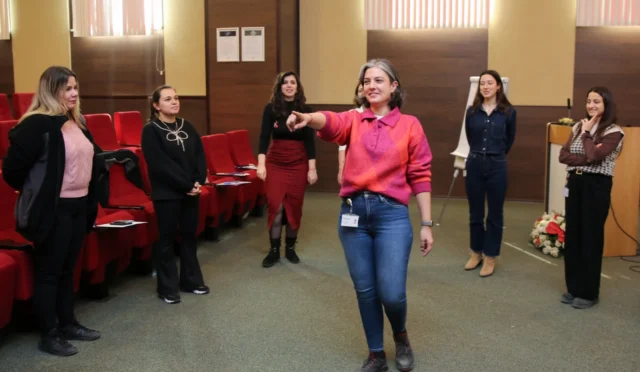 Bursa'da bir fabrikada kadın çalışanların katıldığı haklar atölyesi