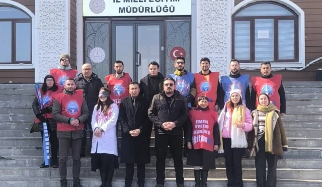 Eğitim-İş Ağrı Şube Başkanı Hüseyin Akboğa'nın açıklaması sırasında çekilmiş bir fotoğrafı.