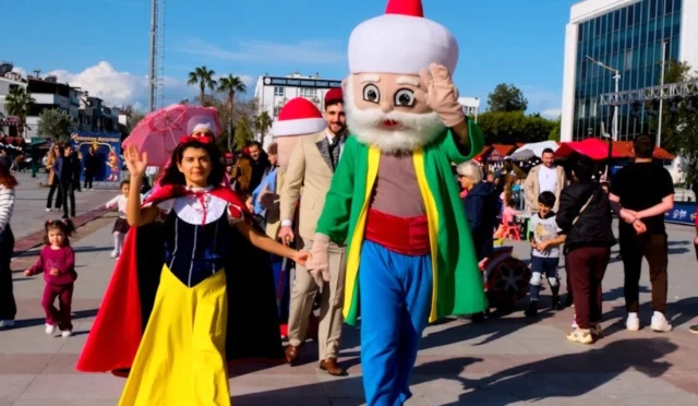 Antalya Muratpaşa'da Ramazan Çarşısı'nda etkinlikler düzenleniyor, insanlar keyifli vakit geçiriyor.