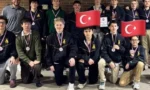 Türk yüzücüler Mete Akdeniz ve Cantürk Ece'nin Amity Regional High School'un Connecticut yüzme şampiyonasında elde ettiği ikincilik başarısı.