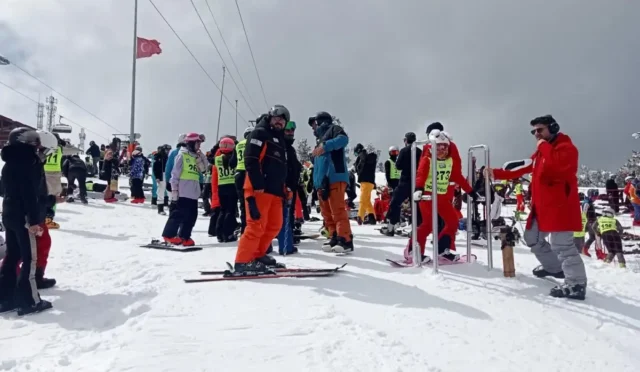 Sarıkamış'ta düzenlenen Okul Sporları Snowboard Türkiye Birinciliği müsabakalarından genel görünüm