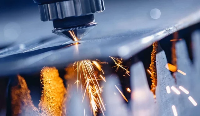 Türkiye ekonomisinin 2025 yılı büyüme rakamlarını gösteren grafik ve istatistikler