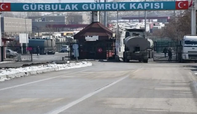 Türkiye ve İran sınır kapılarında ticari geçişlerin kontrollü olarak sürdüğünü gösteren görsel.