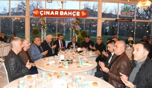 TVF Başkanı Mehmet Akif Üstündağ, Malatya'da düzenlenen iftar programında konuklarıyla sohbet ederken