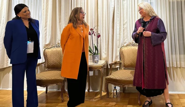 Ümran Beba, 2026 Human Values Award ödülünü alırken