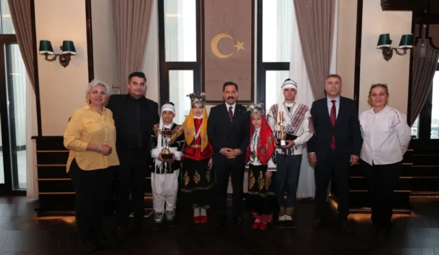 Vali Mustafa Masatlı, halk oyunlarında başarı kazanan genç sporcuları ağırlarken