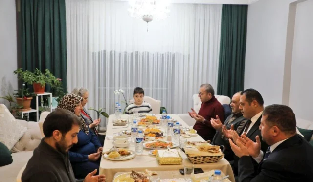 Vali Ziya Polat'ın şehit ailesiyle iftar sofrasında bir araya gelmesi