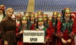 Van Büyükşehir Belediyesi halk oyunları ekibi kupa töreninde