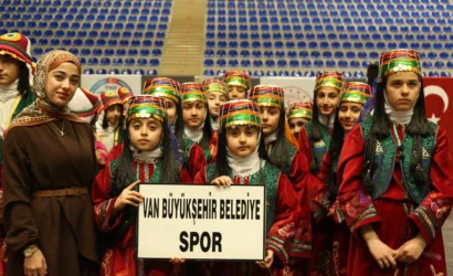 Van Büyükşehir Belediyesi halk oyunları ekibi kupa töreninde