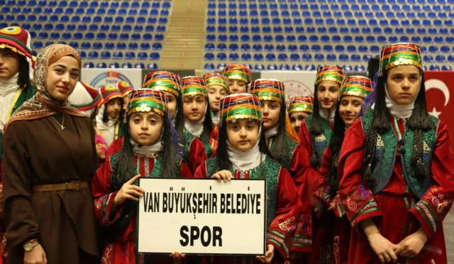 Van Büyükşehir Belediyesi halk oyunları ekibi kupa töreninde