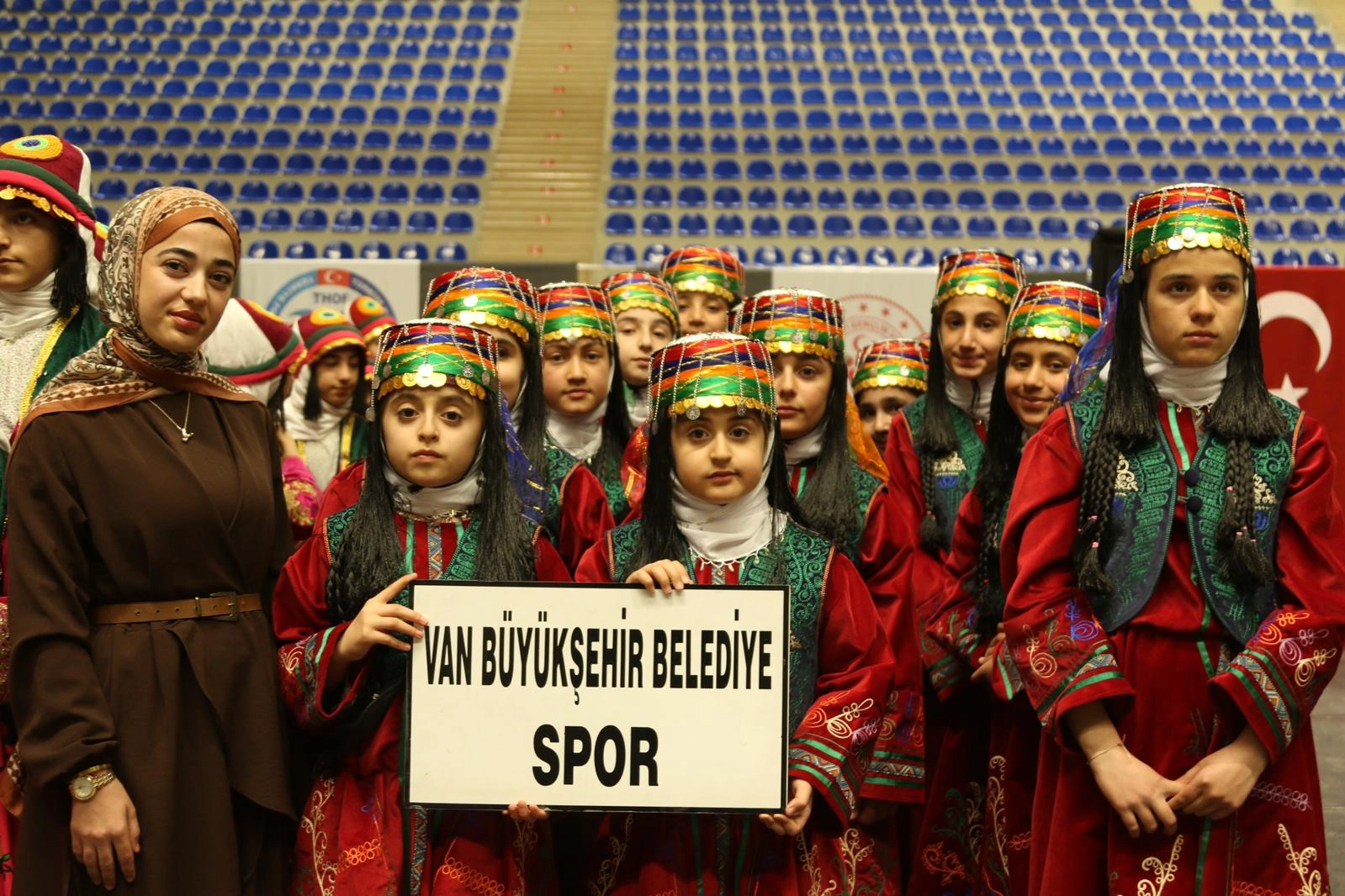 Van Büyükşehir Belediyesi Halk Oyunları İl Birinciliği Kupası’nı Kazandı