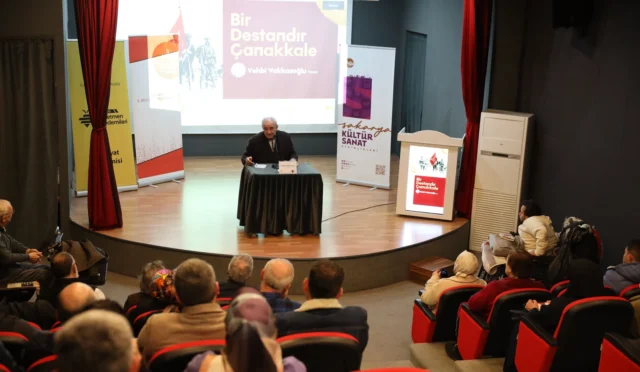 Yazar Vehbi Vakkasoğlu, Sakarya Ofis Sanat Merkezi'nde Çanakkale Destanı'nı anlatıyor.