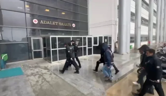 Hatay'da yasa dışı bahise yönelik operasyonda gözaltına alınan şüpheliler