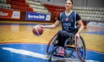 Medine Alper, tekerlekli sandalye basketbolu oynarken mücadeleci bir duruş sergiliyor.