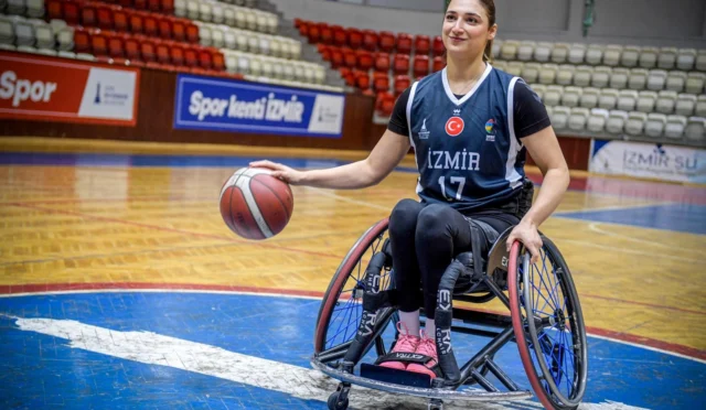 Medine Alper, tekerlekli sandalye basketbolu oynarken mücadeleci bir duruş sergiliyor.