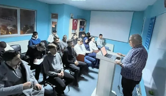 Yeşilay Kars Şubesi tarafından düzenlenen teknoloji ve sigara bağımlılığı eğitim programından bir kesit