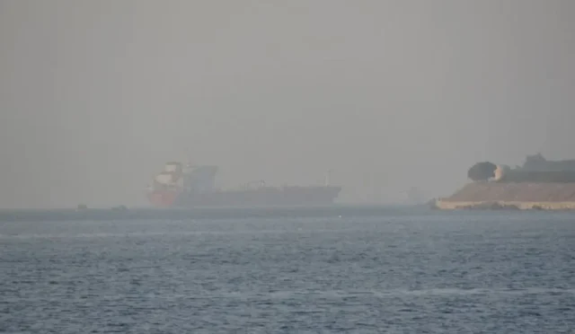Yoğun sis nedeniyle İstanbul Boğazı'nda gemi trafiği durduruldu.