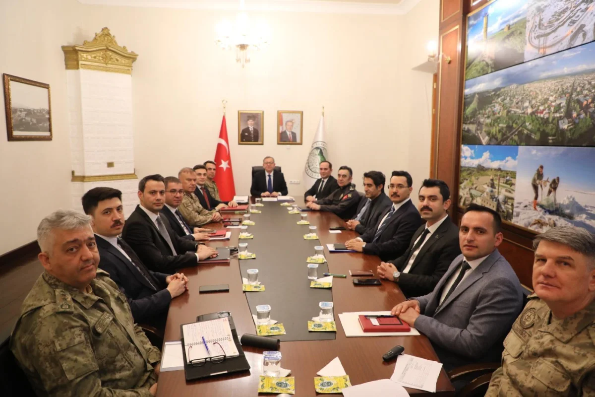 Kars’ta Güvenlik Zirvesi: Vali Polat Başkanlığında Asayiş ve Sınır Güvenliği Masaya Yatırıldı