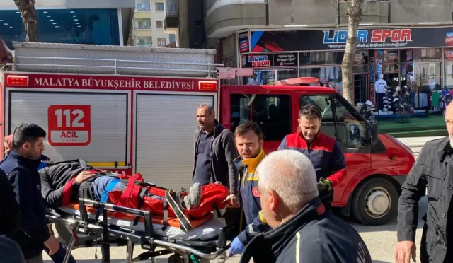 Malatya'da bir şantiyede asansör boşluğuna düşen işçinin itfaiye tarafından kurtarılma anı
